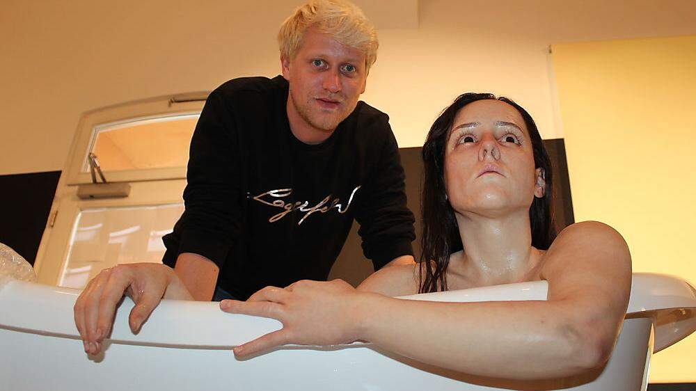 Maskenbildner Daniel Riedl mit der „Frau in der Badewanne“, die nun in Köflach zu sehen ist 