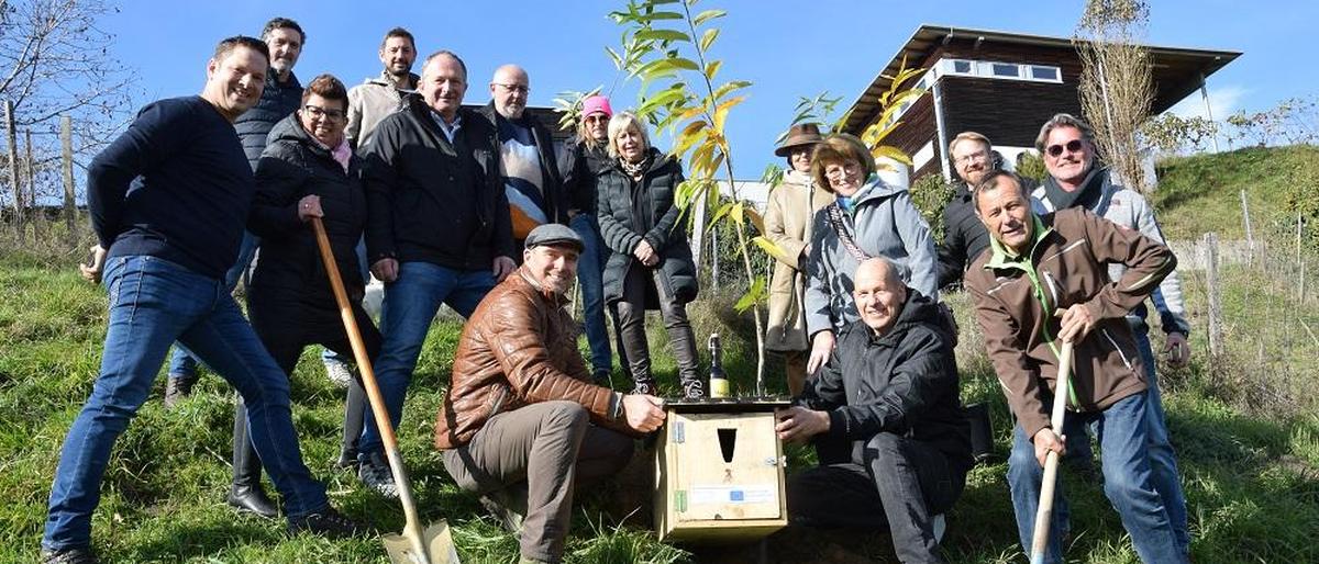 Naturpark Südsteiermark Spezialitäten-Obmann Otto Knaus (vorne rechts) im Kreise der Politik und der Mitgliedsbetriebe beim Weingut Kollerhof am Eichberg