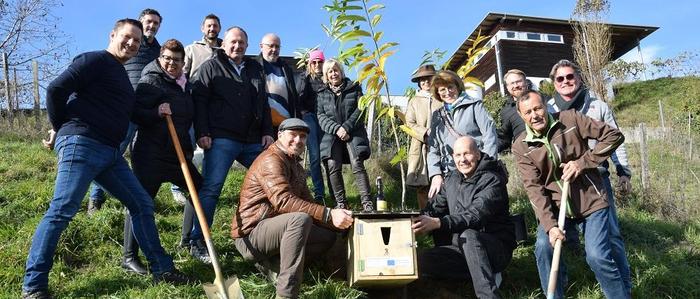 Naturpark Südsteiermark Spezialitäten-Obmann Otto Knaus (vorne rechts) im Kreise der Politik und der Mitgliedsbetriebe beim Weingut Kollerhof am Eichberg