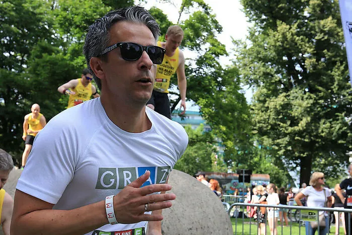 Trotz einiger grauer Haare macht er den fittesten Eindruck. Bringt sukzessive den Schulausbau voran und hat für Graz als Sporthauptstadt so manchen Steilpass parat. Dass erin Sachen Sozialpolitik durchaus einen Mitte-Rechts-Kurs fährt, lässt er im Hinblick auf sein Image einfach linksliegen.Note: 2