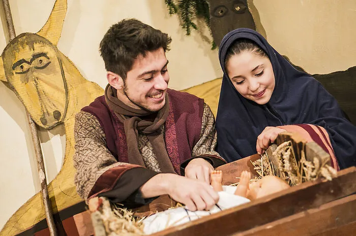 Im Stall sind Josef und Maria nicht allein. Ein Ochse und ein Esel sind erstaunt über den Besuch. Dankbar machen es sich die Gäste gemütlich. „Die Futterkrippe kann das Bettlein für unser Kind sein.“