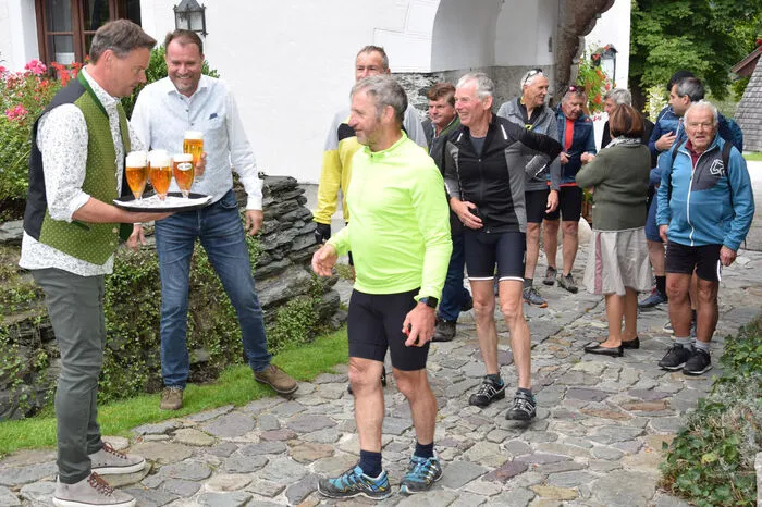 Wirt Heinz Gruber kredenzte Seidln ...