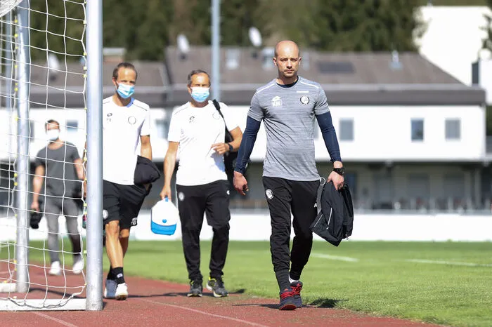 Profisportler dürfen auch den ansonsten geltenden 2-Meter-Abstand unterschreiten, wenn mit einem Präventionskonzept das Infektionsrisiko minimiert und die Beteiligten von medizinischem Fachpersonal laufend kontrolliert werden.