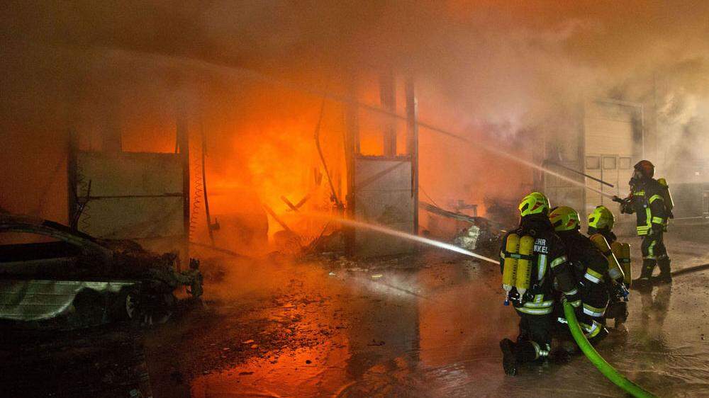 Werkstatt eines Autohauses stand in Flammen