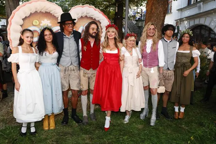 MIt dabei die ganze Klum-Familie: Ehemann Tom Kaulitz in Lederhosen, Schwager Bill im Schlepptau, Tochter Leni und Mama Erna mittendrin: