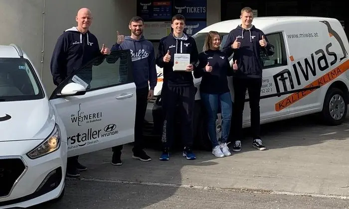 Die Kapfenberg Bulls mit Trainer Mike Coffin (links) liefern ab heute Essen und erledigen Einkäufe