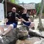 Ein Mann und eine Frau sitzen vor einer Gaststätte auf einem Felsen und lächeln in die Kamera. Der Mann hält ein Glas Bier in Händen, die Frau ein Eis.