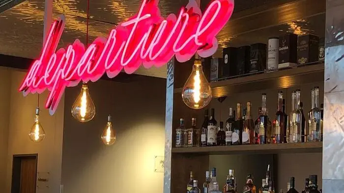 "departure": Flughafen-Flair ist im Bar-Bereich des Amedia-Hotels spürbar