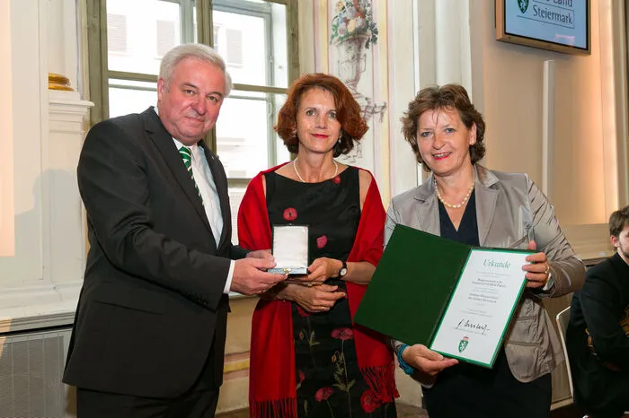 Goldenes Ehrenzeichen für Susanne Lucchesi-Palli, ehemalige Bürgermeisterin von Weinburg am Saßbach