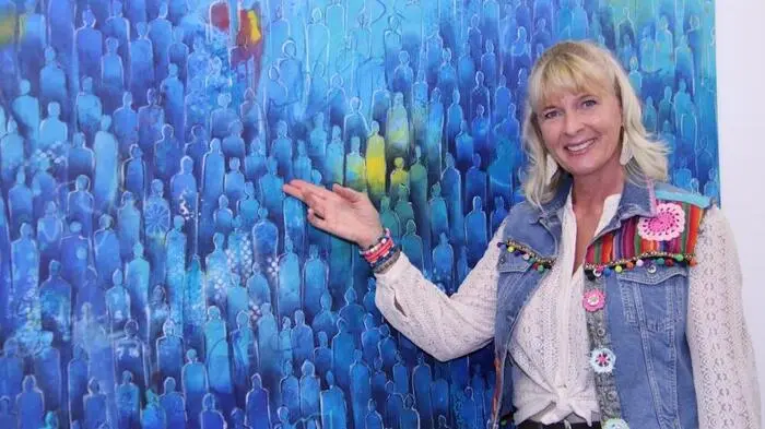 Mit einer neuen, interessanten Ausstellung kann die Ganggalerie im Pfarrhof Voitsberg aufwarten. Die in Wettmannstätten beheimatete Künstlerin Brigitte Wohlmuth zeigt unter dem Titel „kun(s)terBUNT“ eine Auswahl ihrer meist großformatigen, farbenprächtigen Werke.