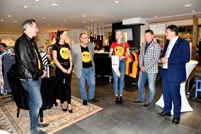 Als modische Ergänzung zum T-Shirt gibt es Stofftaschen mit dem selben Logo. Das T-Shirt und die Stofftaschen gibt es in Fürstenfeld im Modehaus Roth und im Modehaus Wendler, im Tourismusbüro sowie im Internet unter www.dixiefestival-fuerstenfeld.at.