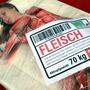 Der Verein gegen Tierfabriken stellte Anfang Oktober auf dem Wiener Stephansplatz vier Menschen als Fleisch in Fleischtassen samt Preispickerl aus
