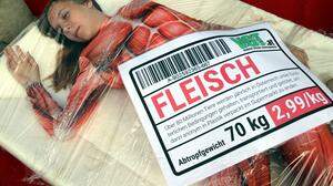 Der Verein gegen Tierfabriken stellte Anfang Oktober auf dem Wiener Stephansplatz vier Menschen als Fleisch in Fleischtassen samt Preispickerl aus