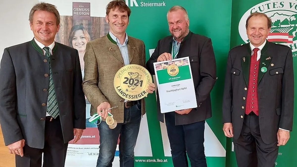 Landwirtschaftskammerpräsident Franz Titschenbacher (links) und Kammerdirektor Werner Brugner (rechts) mit Helmut Zettelbauer und Christian Forstner