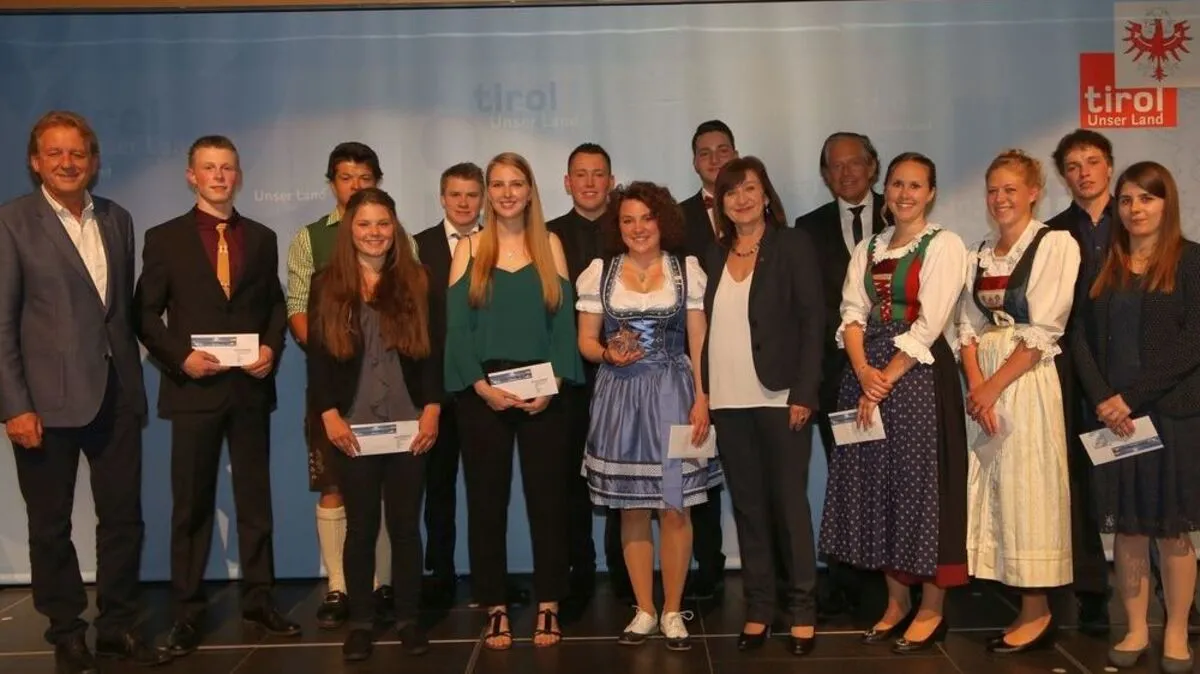 Palfrader, Zangerl und Bodenseer mit den zwölf Lehrlingen des Monats