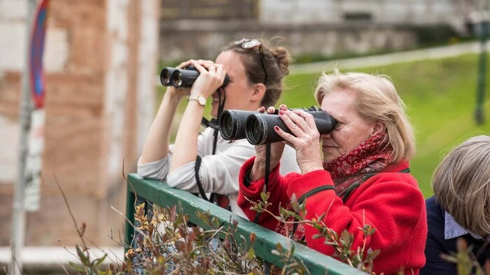 Ein kleines Grüppchen von Royal-Fans - fast alles Frauen - versammelte sich am Mittwoch um den Altausseer See ...