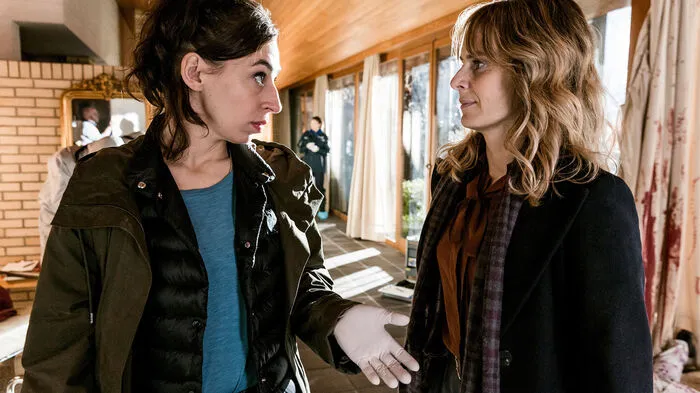 Kommissarin Isabelle Grandjean (Anna Pieri Zuercher, rechts) und ihre Kollegin Tessa Ott (Carol Schuler).