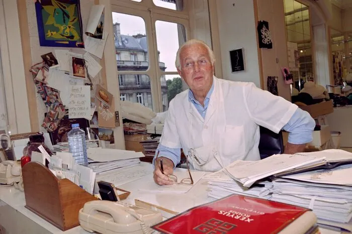 Als geborener Graf Hubert James Marcel Taffin de Givenchy wurde ihm der gute Geschmack in die Wiege gelegt. Seine Familie war wohlhabend, sein Großvater Direktor der historischen Gobelinfabrik im nordfranzösischen Beauvais.