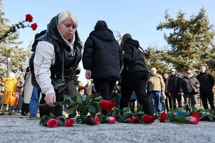 RUSSIA, GENICHESK - MARCH 23, 2024: People lay flowers at the Mourning Mother monument in memory of the victims of the Crocus City Hall terrorist attack. On March 22, 2024, unidentified gunmen opened fire before the start of a concert at the Crocus City Hall in the town of Krasnogorsk near Moscow, and set off explosives that started a massive fire in the building. The Russian Investigative Committee reports over 60 people dead, more than 100 wounded. The Islamic State banned in Russia claimed responsibility for the attack. Alexei Konovalov/TASS PUBLICATIONxINxGERxAUTxONLY 68467942