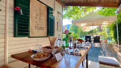 Eine Terrasse im Freien mit gedeckten Tischen