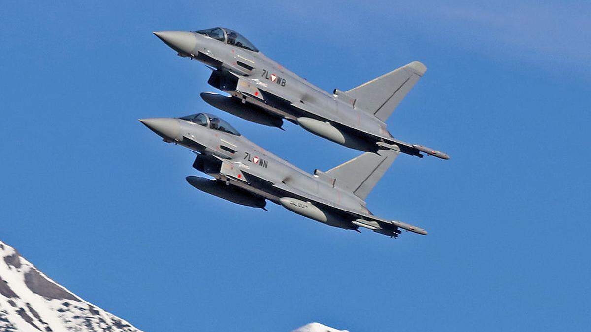 Zwei Eurofighter mit Zusatztanks für längere Operationen