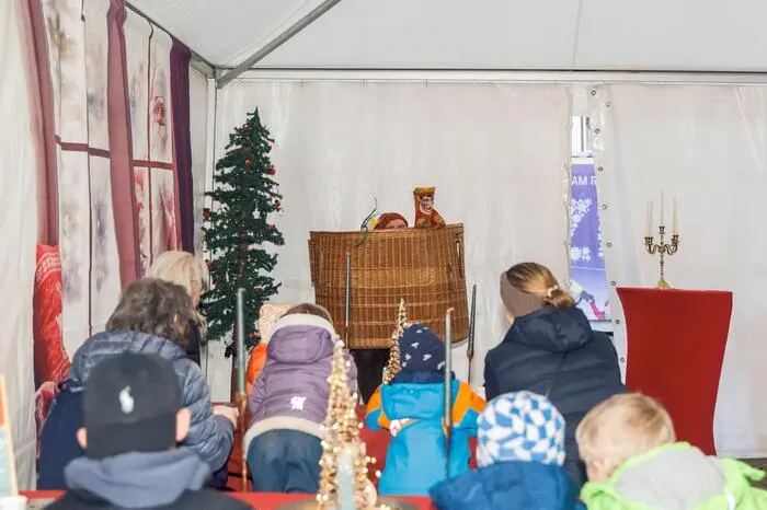 Auch der Kasperl schaute beim Adventkirchtag vorbei