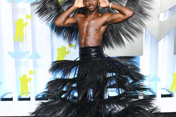 Mit einem pompösen Kleid trat der offen homosexuelle Rapper Lil Nas X in Erscheinung