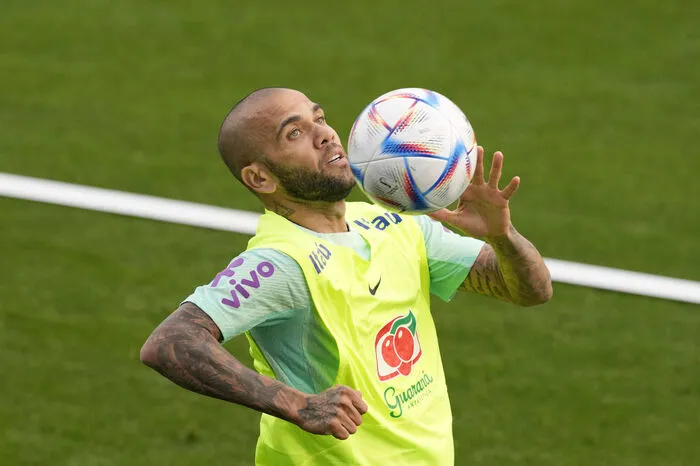 Der älteste unter den Altstars konnte etwas überraschend mit nach Katar reisen. Gewonnen hat der Brasilianer mit seinen Klubs (Sevilla, Barcelona, Juventus, PSG) alles, was es zu gewinnen gab. Ein WM-Titel würde diese außergewöhnliche Karriere krönen.