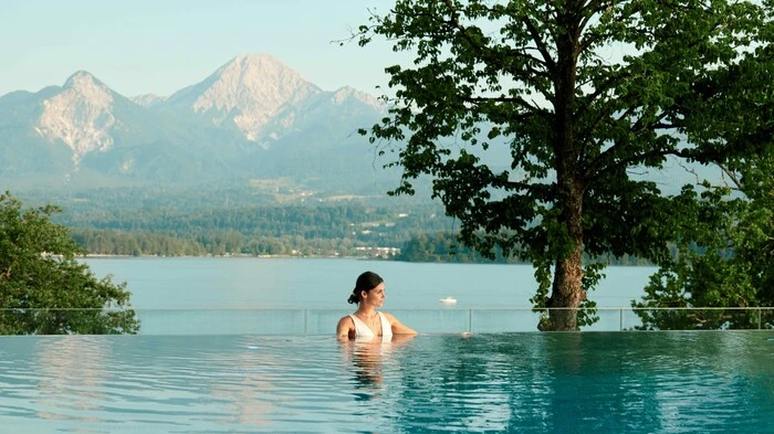 Entspannen im Infinitypool mit Panoramablick auf die Karawanken