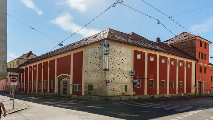 Das Bild zeigt die Fassade der alten Destillerie