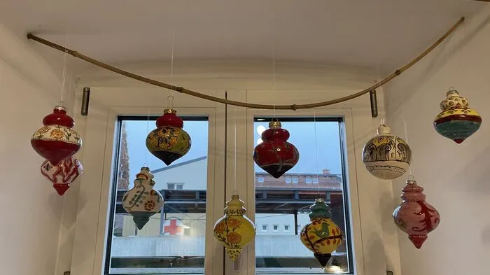 In ihrer Keramikwerkstatt "proTon Open Studio" in Pöllau bei Hartberg fertigt Sieglinde Hofbauer neben unterschiedlichsten Gegenständen auch Christbaumkugeln aus Ton.