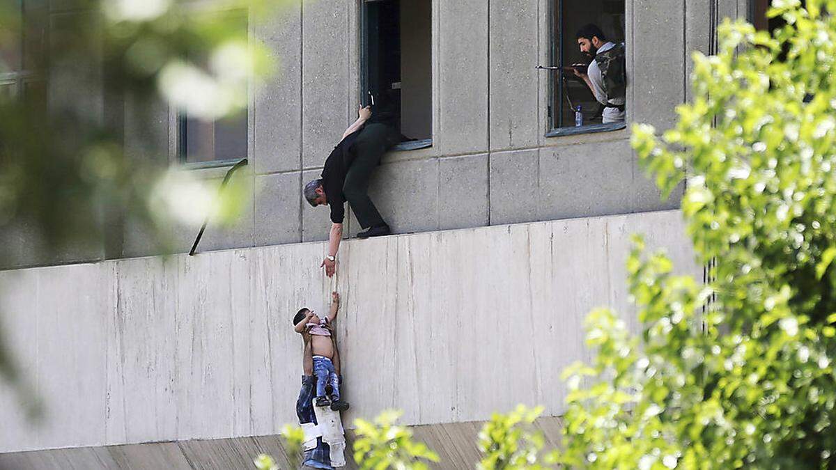 Beim Terrorangriff am 7. Juni wurden Geiseln genommen, die später spektakulär evakuiert wurden