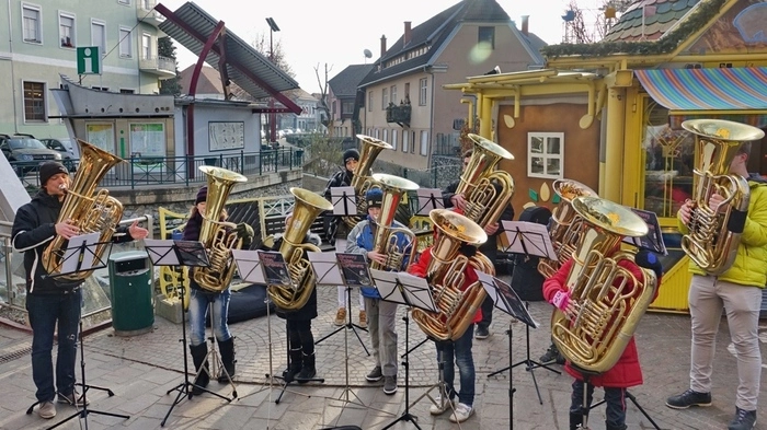 Mit großer Begeisterung spielten bei Minusgraden die Jüngsten aus der Tubaklasse von Peter Derlervor begeistertem Publikum traditionelle Weihnachtslieder als Einstimmung zum Weihnachtfest.
