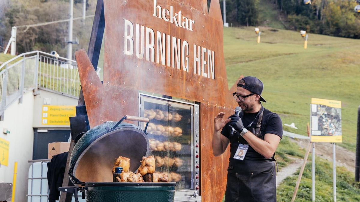 Der namensgebende fünf Meter große und fünf Tonnen schwere Flammenwerfer-Hendlgrill darf natürlich auch bei der zweiten Auflage nicht fehlen