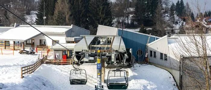 Eine Bergstation im Winter vom Sessellift aus fotografiert