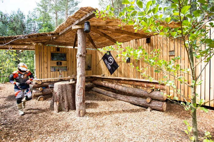 Der Sitzbereich im EMX-Park in Gleisdorf ist sehr naturnah gestaltet.