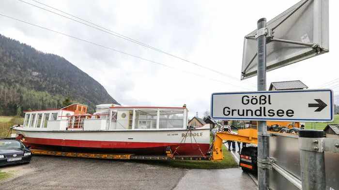 Fast zwei Tage lang war ein Sondertransport unterwegs, der am Gründonnerstag-Nachmittag im Ausseerland eintraf. An Bord: die zwei Grundlseer Linienschiffe MS Rudolf und MS Traun.