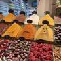 Wenig Grund zu lächeln haben Türken am Ägyptischen Bazar von Istanbul beim Gewürzeinkauf. Überdurchschnittlich stark fiel im März auch der Anstieg der Lebensmittelpreise aus