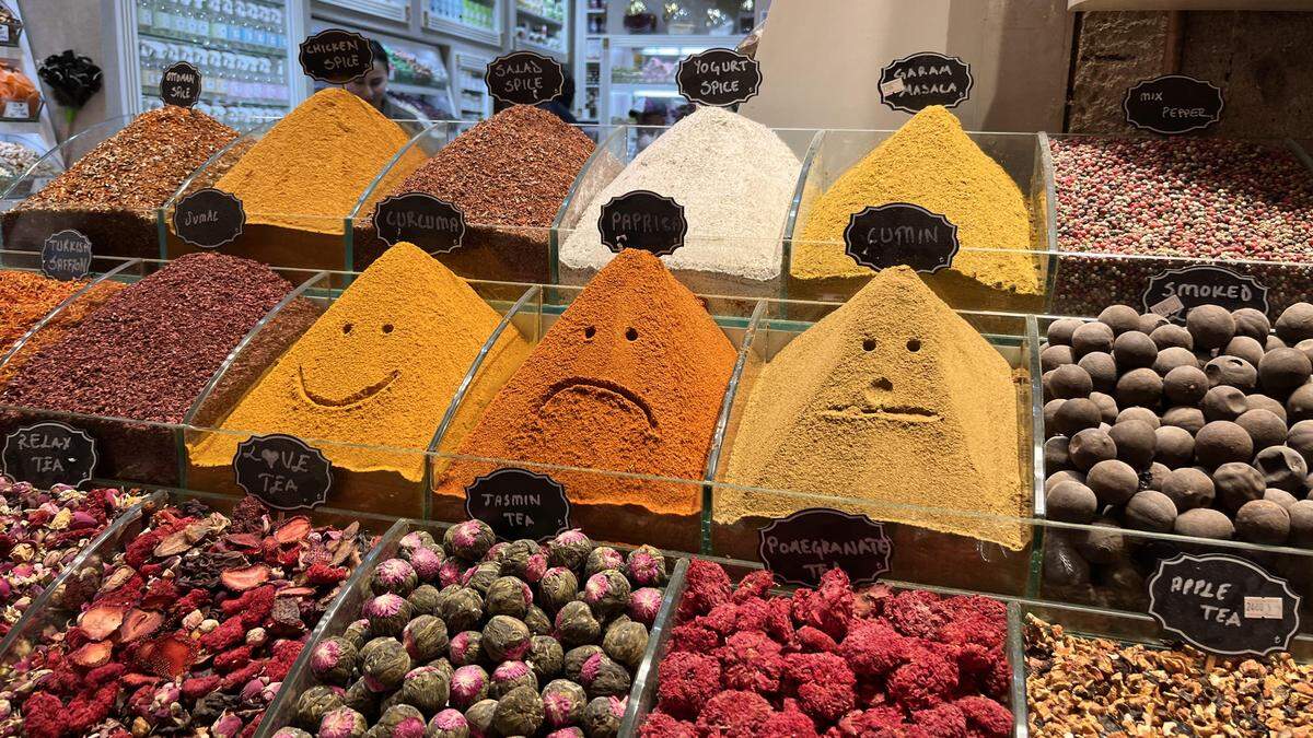 Wenig Grund zu lächeln haben Türken am Ägyptischen Bazar von Istanbul beim Gewürzeinkauf. Überdurchschnittlich stark fiel im März auch der Anstieg der Lebensmittelpreise aus
