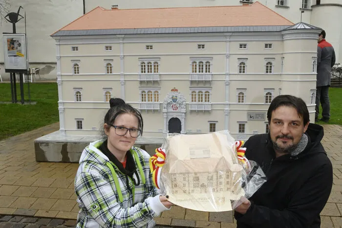 Dreimal Schloss Porcia: Original, Nachbau und Holzmodell, das von der pro mente Lehrtischlerei in Spittal angefertigt wird und künftig als Gastgeschenk vergeben wird.