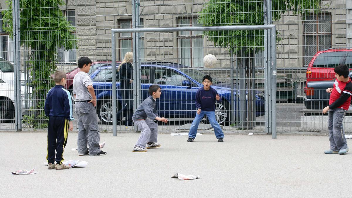 Fußball verbindet, wie beispielsweise in den „Käfigen“ in Wien