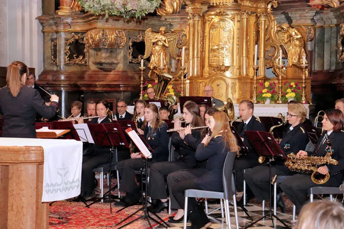 Beim diesjährigen Konzert präsentierten die Musiker unter der Leitung von Kapellmeisterin Blazka Oberstar-Bistan einen Abend auf höchstem Niveau und bewiesen eindrucksvoll ihr musikalisches Können.