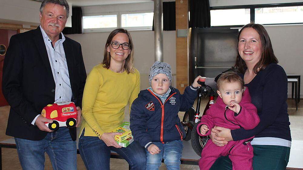 Freuen sich auf die Familienbörse: Stadtrat Klaus Trampitsch, Nina Weiss-Moser und Tanja Sallinger (von links) mit Sebastian und Sophia