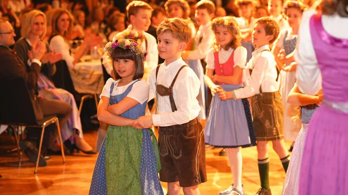 Traditionell eröffnet wurde mit der Kinderpolonaise