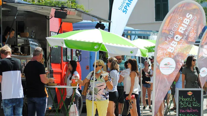 Bereits zum zweiten Mal findet der Street Food Market, heuer in Kooperation mit dem Laurenzi-Bräu, auf dem Gleisdorfer Hauptplatz statt.