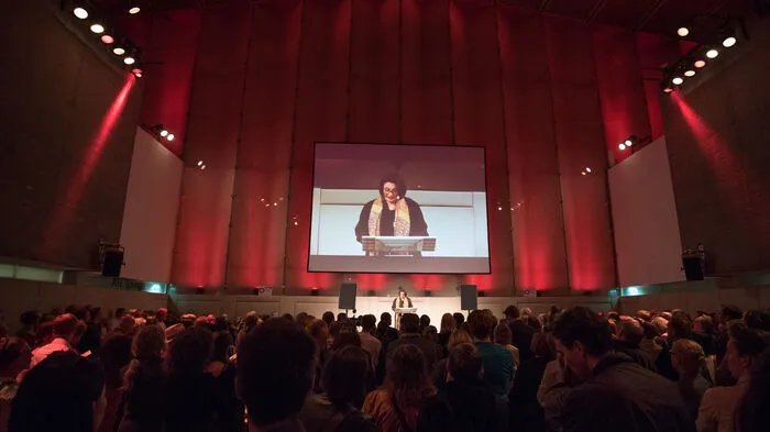 Veronica Kaup-Hasler hielt eine pathosbefreite Eröffnungsrede zur 50. Ausgabe des steirischen herbst in der Grater List-Halle. Es ist ihr zwölftes und letztes Festival.