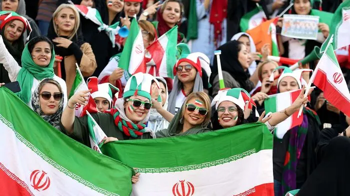 ... nach fast 40 Jahren haben Frauen in der Islamischen Republik Iran ungehinderten Zutritt in ein Fußball-Stadion erhalten.