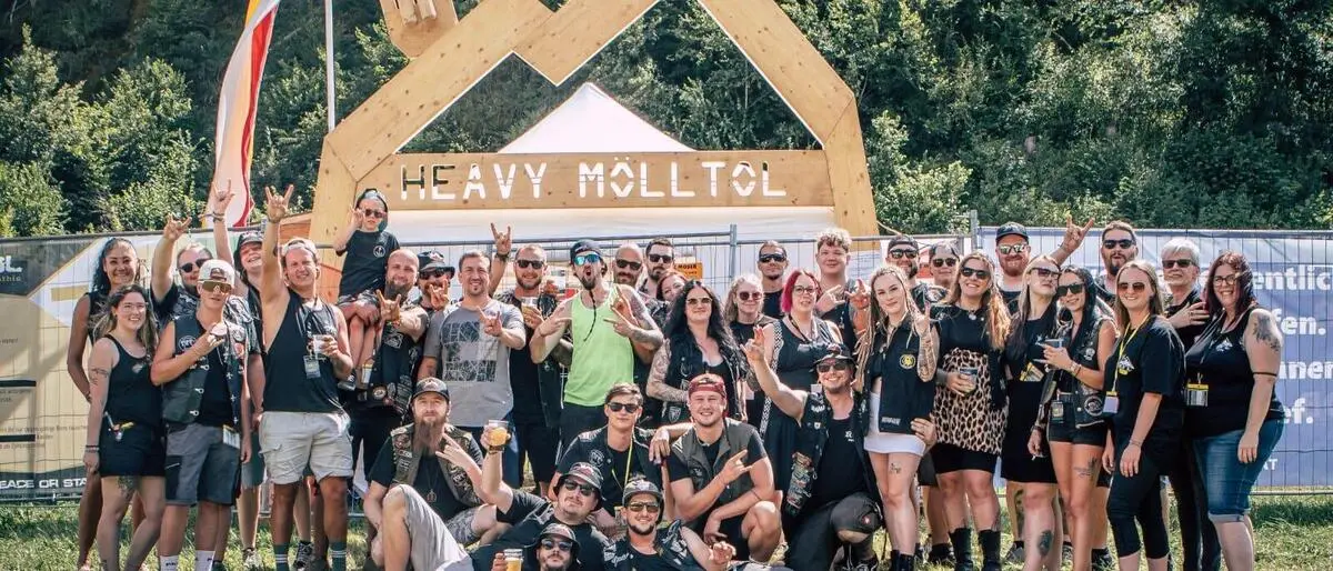 Mehrere Vereinsmitglieder stehen auf einem Festgelände nebeneinander