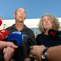 Debra (R) und Martin (L) Robinson, die Eltern der getöteten Brüder Callum und Jake Robinson