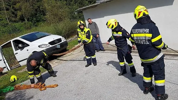 Die FF Rosental beim Bergen des Lieferwagens